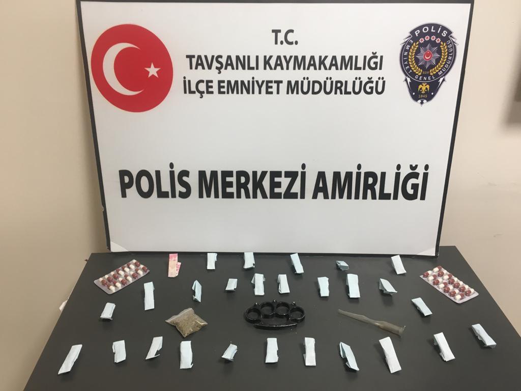 Tavşanlı'da üzerlerinde uyuşturucu bulunan 2 şüpheli yakalandı