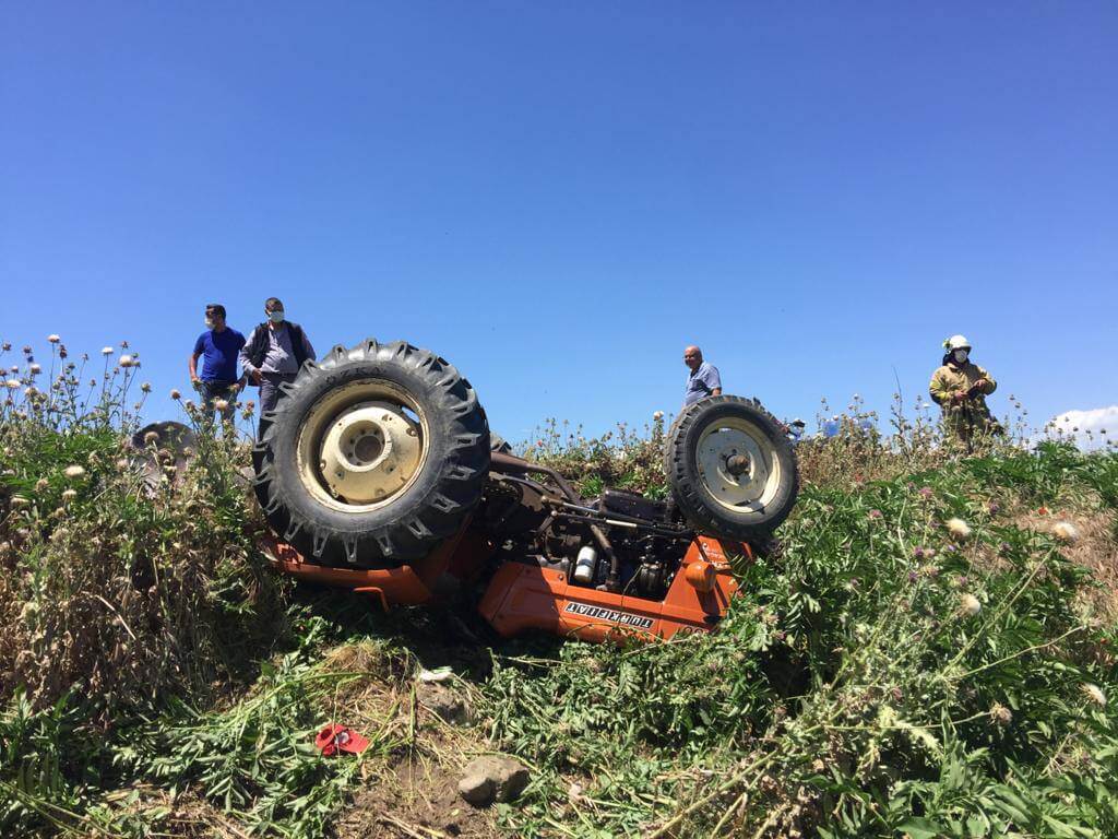 Tire İlçesinde devrilen traktörün sürücüsü yaralandı