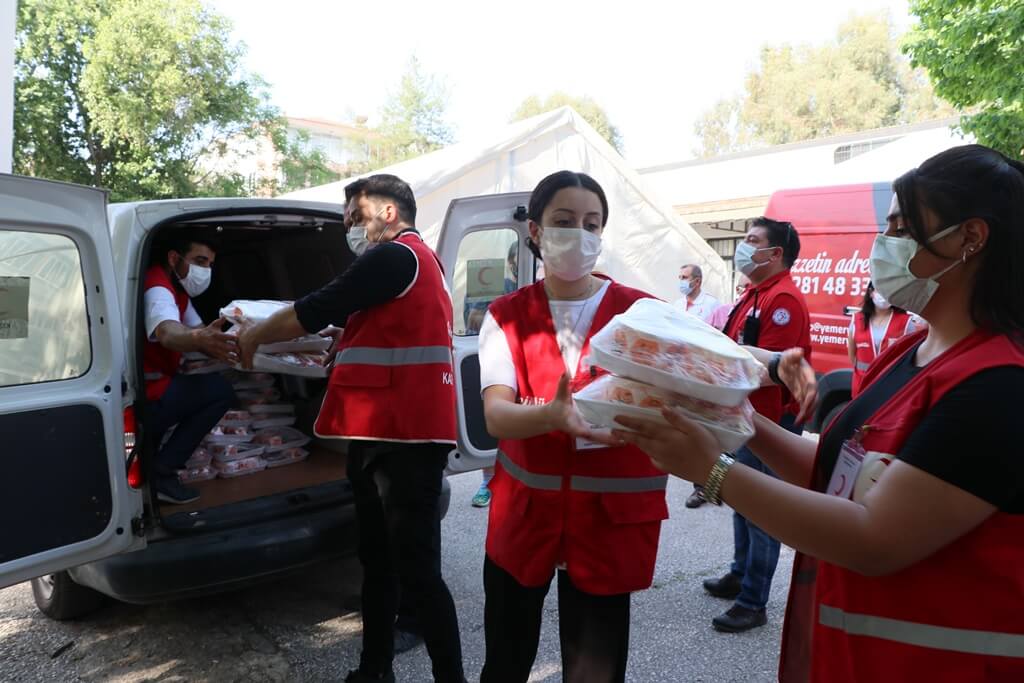 Türk Kızılay'ı Ramazanda 2 Bin kişiye iftar yemeği dağıttı