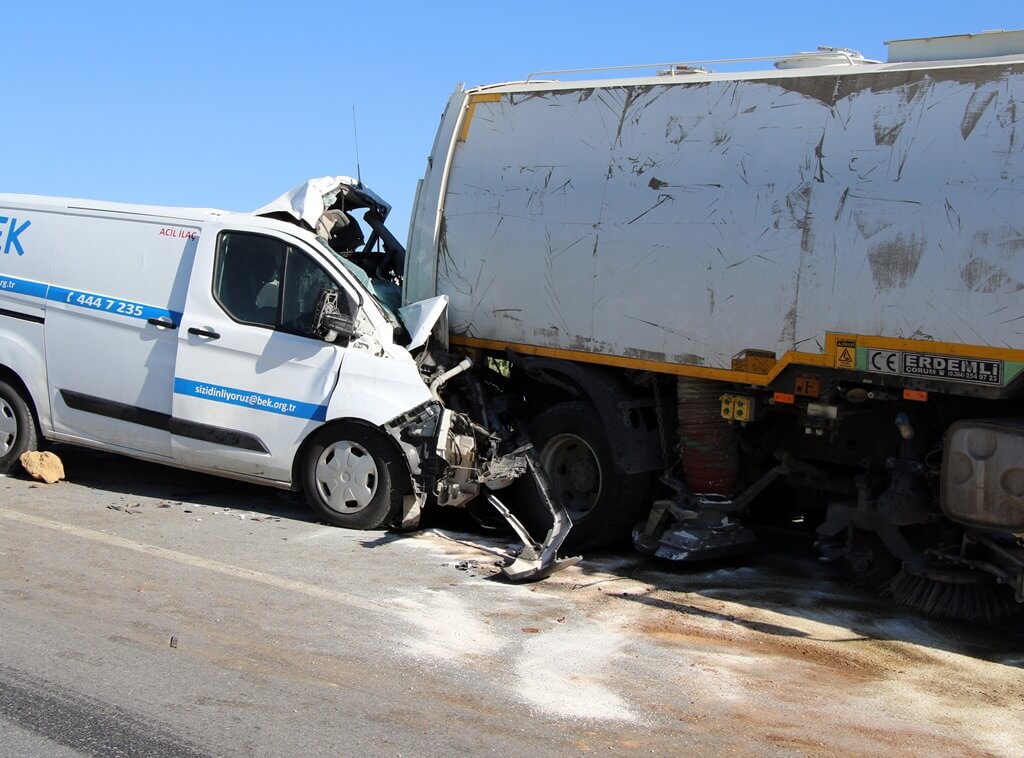 Uşak'ta 4 aracın karıştığı zincirleme trafik kazasında 3 kişi yaralandı