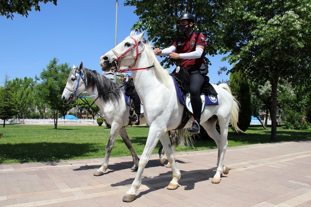 Uşak'ta Kovid-19 denetimlerine atlı polisler de katılıyor