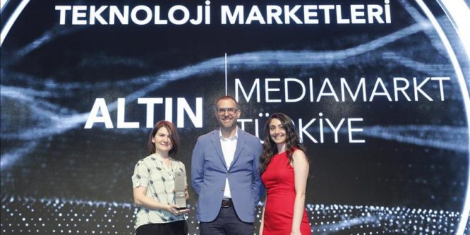 Abdi İbrahim'e "Social Media Awards"tan altın ödül