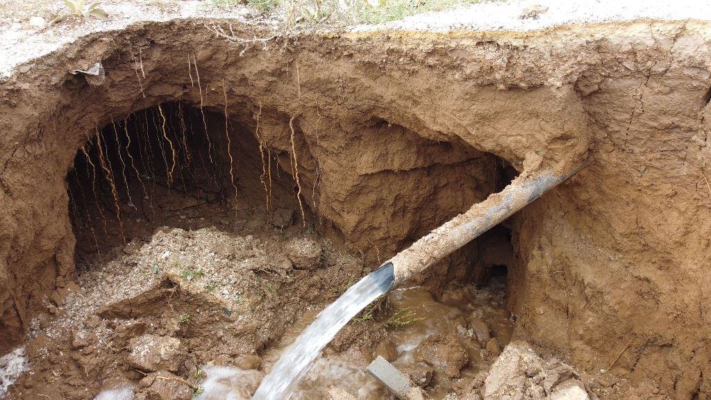 Afyonkarahisar'da etkili olan sağanak nedeniyle mahalle yolunda göçük oluştu