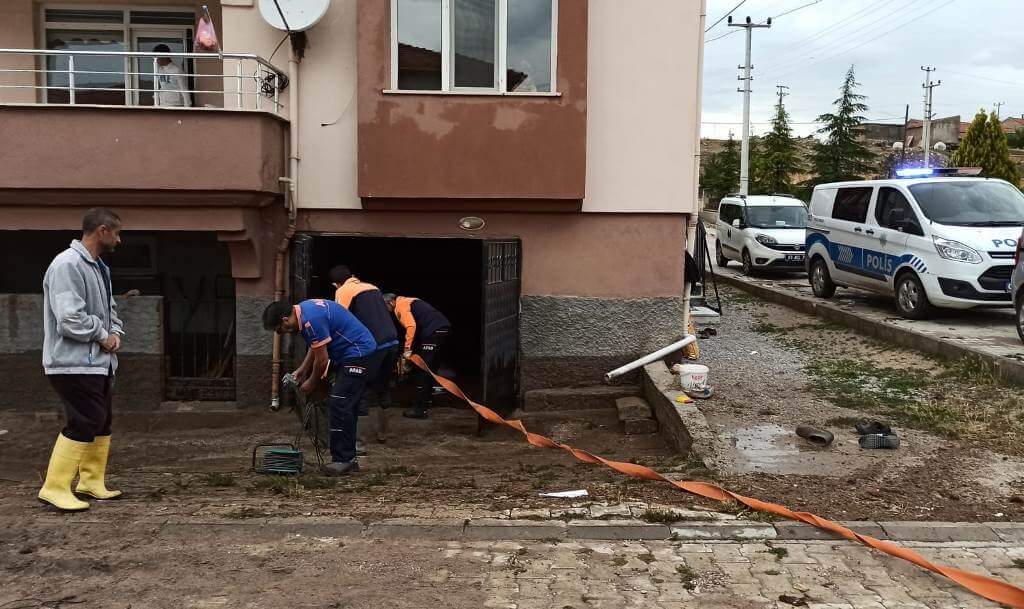 Afyonkarahisar'da sağanağın zarar verdiği bölgelerde temizlik çalışmaları sürüyor