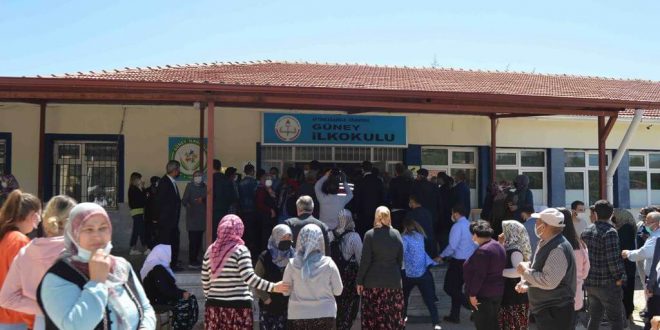 Afyonkarahisar'ın Güney beldesinde belediye başkanlığı seçiminde kavga çıktı