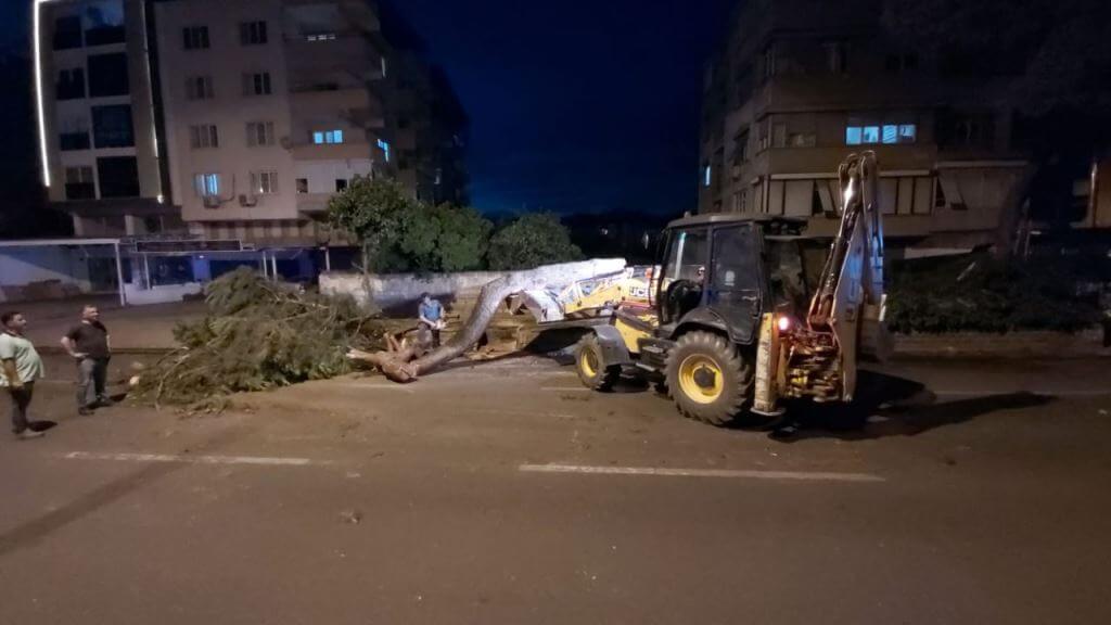 Aydın'da fırtınada yıkılan bahçe duvarının altında kalan kadın hayatını kaybetti