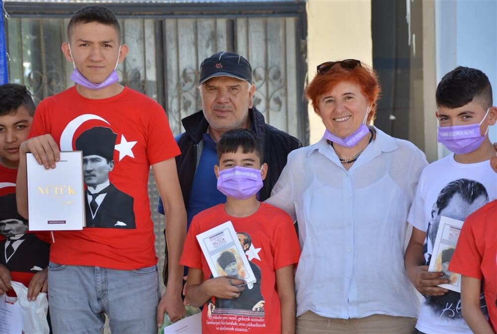 Banaz'da mesleki eğitim gören çıraklara kitap ve tişört dağıtıldı