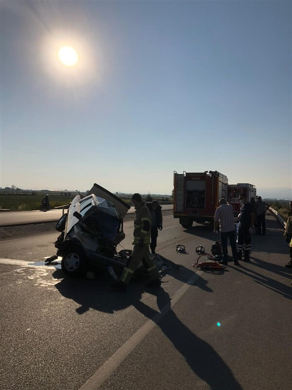 Bergama'da meydana gelen kazada iki otomobil çarpıştı: 1 ölü, 2 yaralı