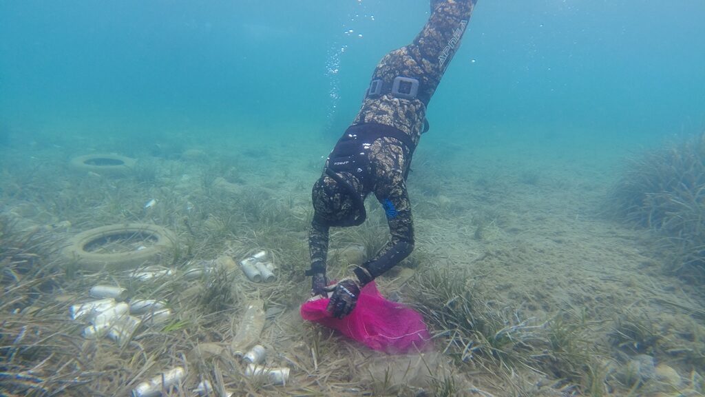 Bodrum'da dalgıçların yaptığı deniz dibi temizliğinde yarım tona yakın atık toplandı