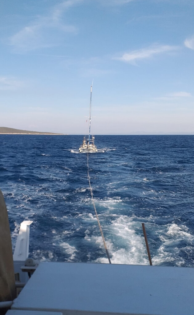 Bodrum'da denizde sürüklenen teknedeki 4 kişi kurtarıldı