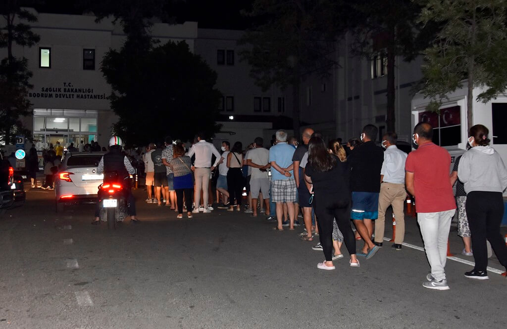 Bodrum'da Kovid-19 aşısı olmak isteyen vatandaşlar hastanede yoğunluğa neden oldu