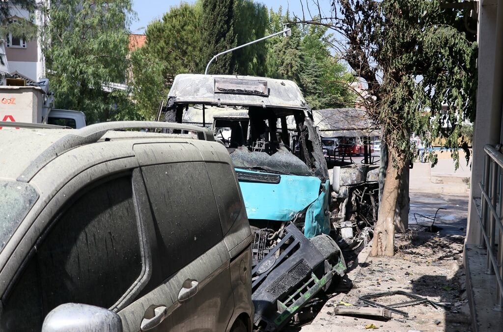 Bornova'da 2 yolcu minibüsünün çarpışması sonucu 6 kişi yaralandı