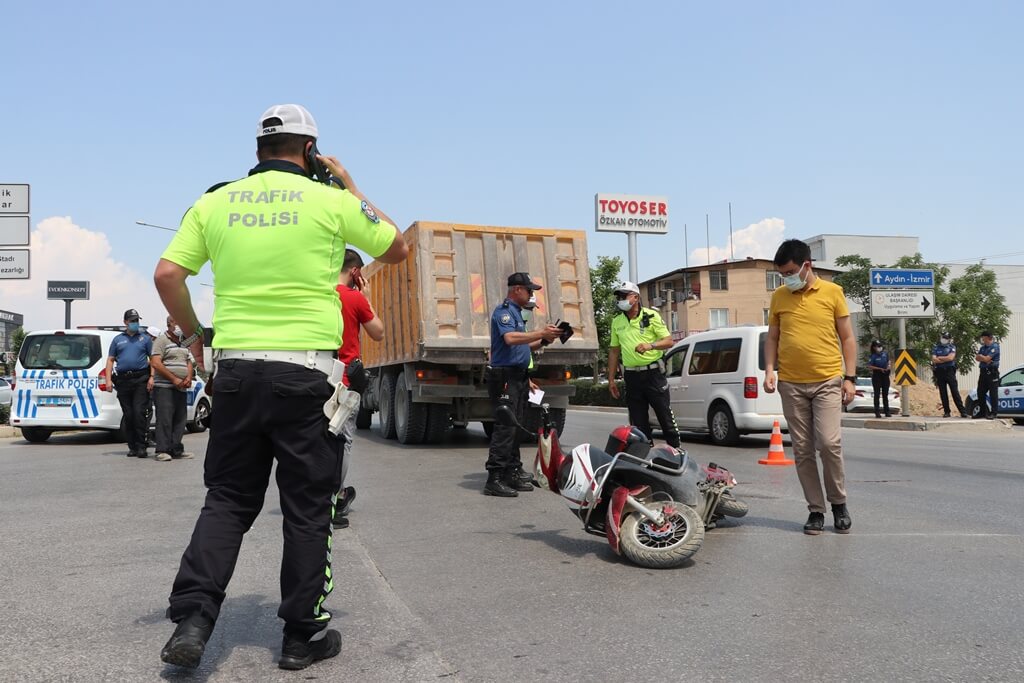 Denizli'de hafriyat kamyonunun altında kalan elektrikli bisiklet sürücüsü yaşamını yitirdi