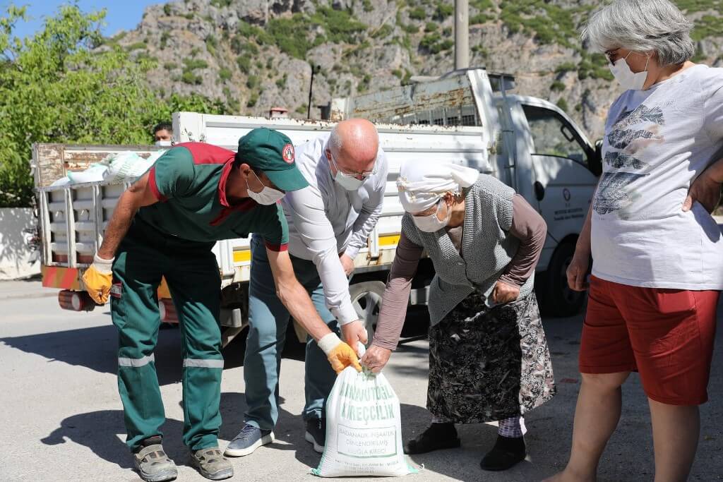 Dünya çevre gününde Menteşe ilçesinde 30 ton kireç dağıtıldı