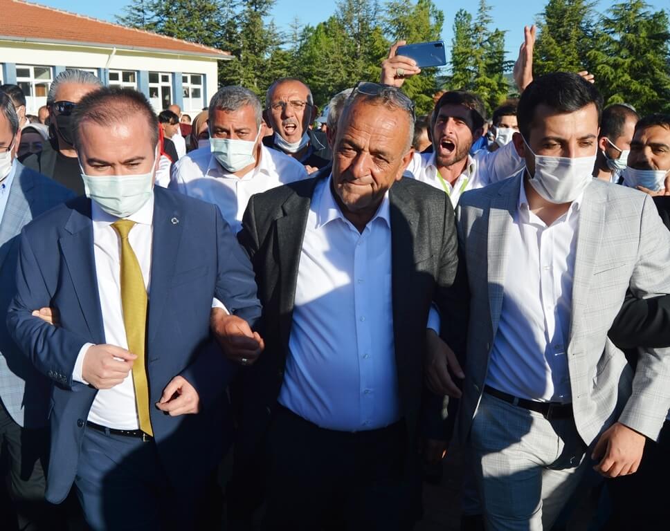 Güney beldesinde seçimi kesin olmayan sonuçlara göre AK Parti adayı Karabacak kazandı