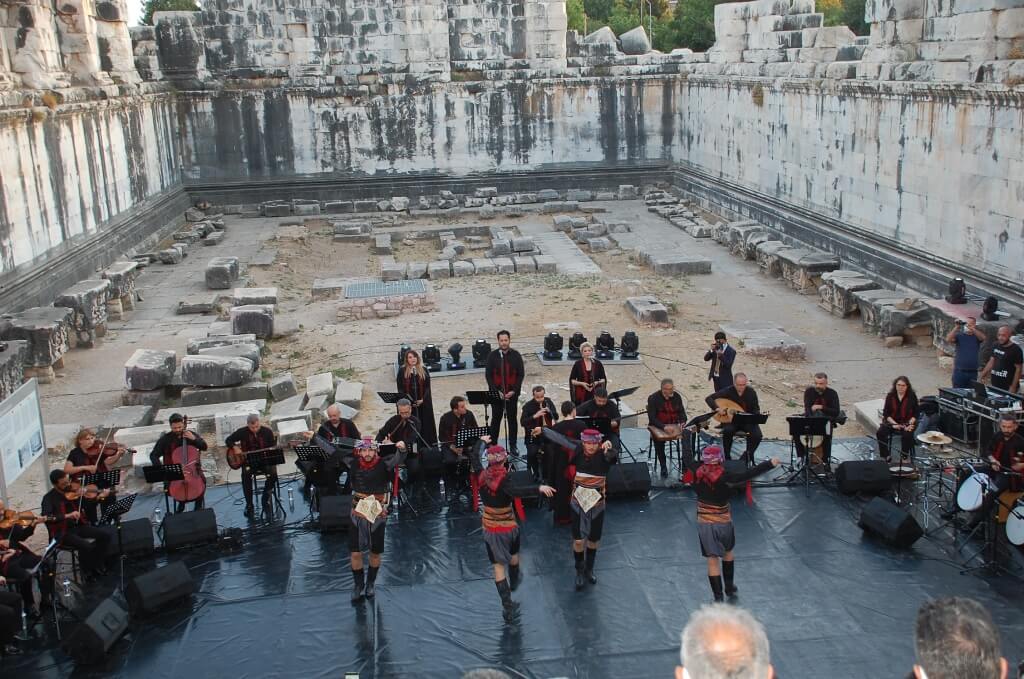 İzmir Devlet Türk Dünyası Dans ve Müzik Topluluğu, Apollon Tapınağı'nda konser verdi