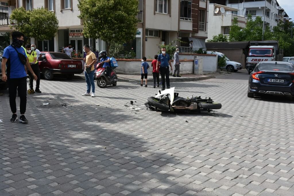 İzmir Kemalpaşa'da pikapla motosikletin çarpışması sonucu 1 kişi yaralandı