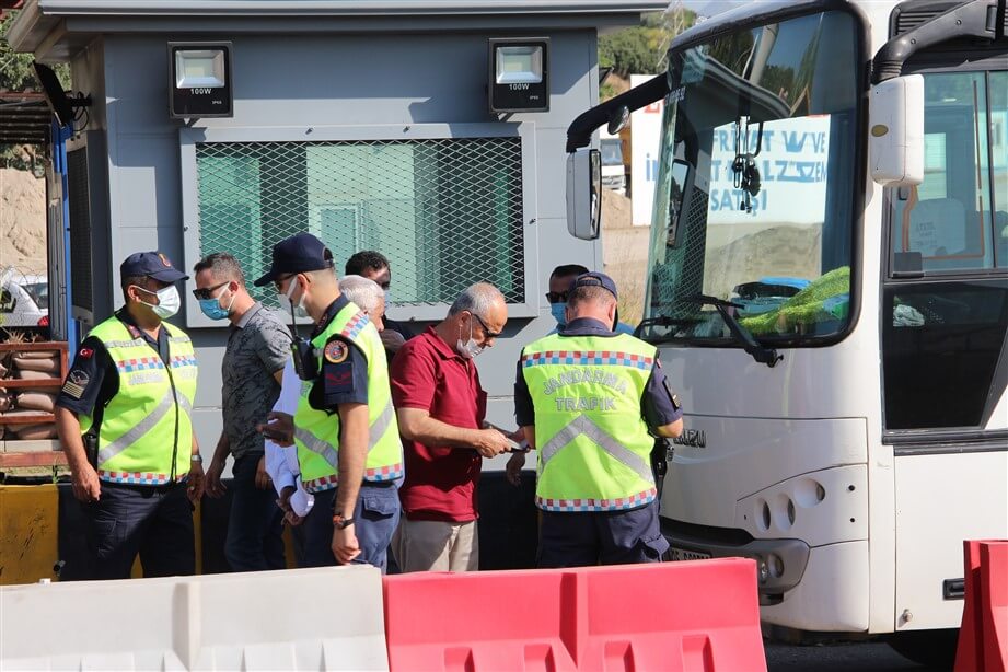 İzmir Menemen ilçesinde servis araçları denetlendi