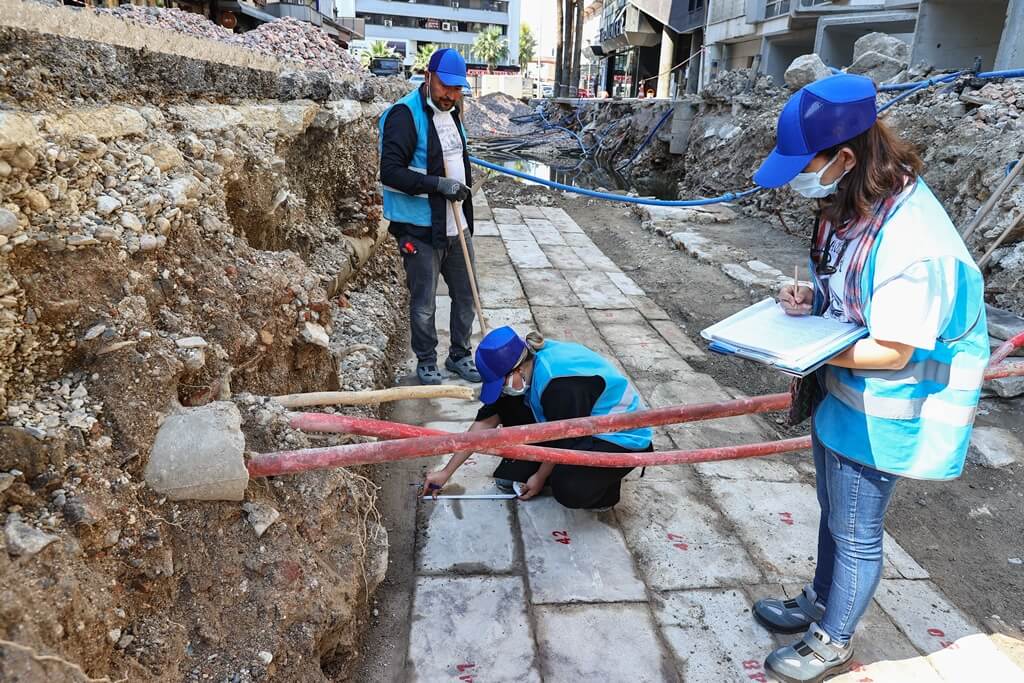 İzmir'de altyapı çalışmaları sırasında Osmanlı dönemine ait bedesten bulundu