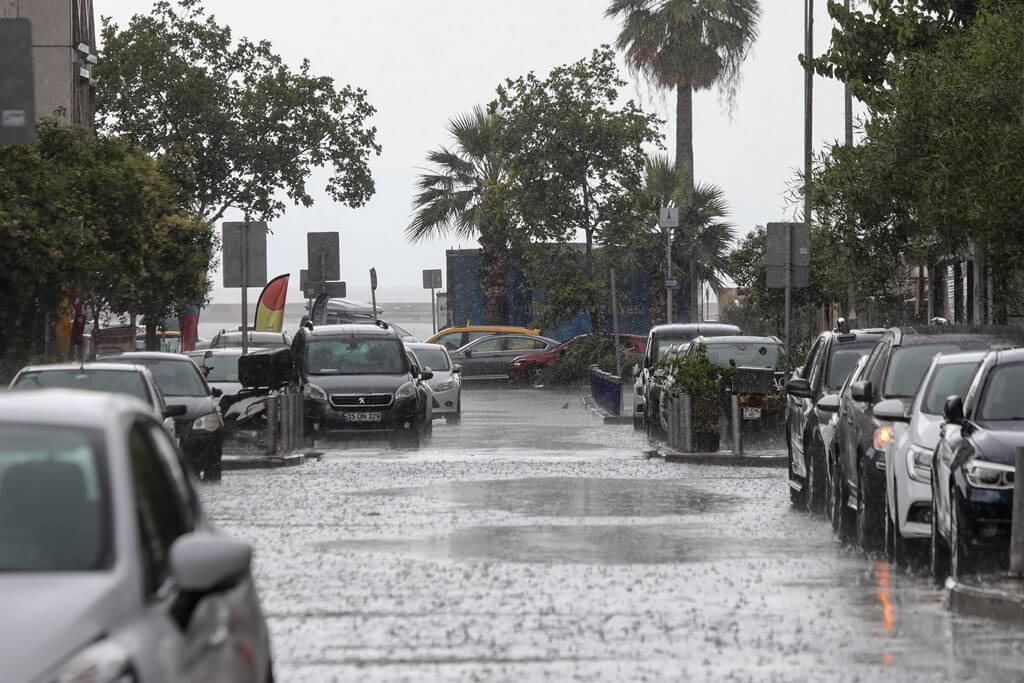 İzmir'de ani bastıran sağanak yağış etkisi devam ediyor