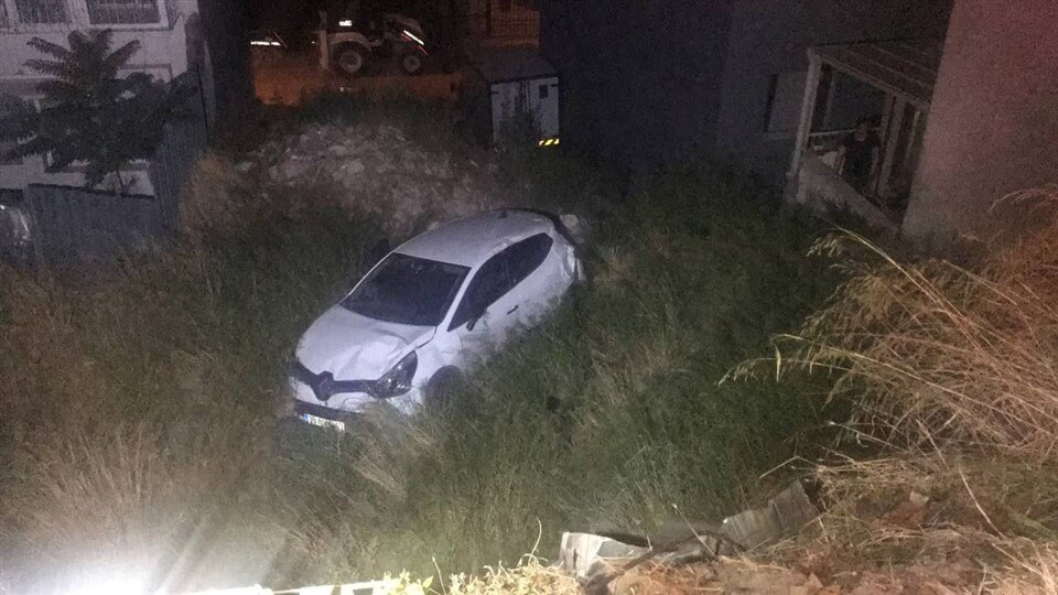 İzmir'de araziye düşen otomobildeki 2 kişi yaralandı