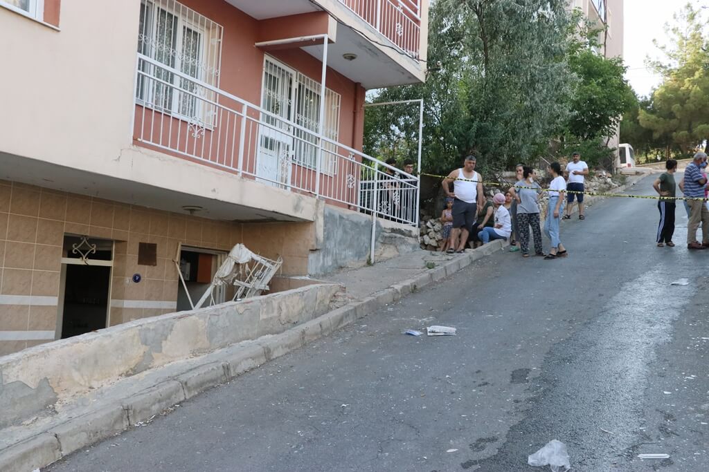 İzmir'de bir evde meydana gelen patlama nedeniyle 5 kişi yaralandı