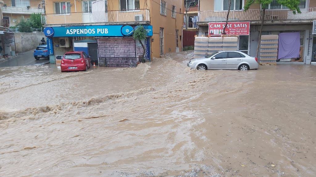 İzmir'de etkili sağanak su baskınlarına neden oldu