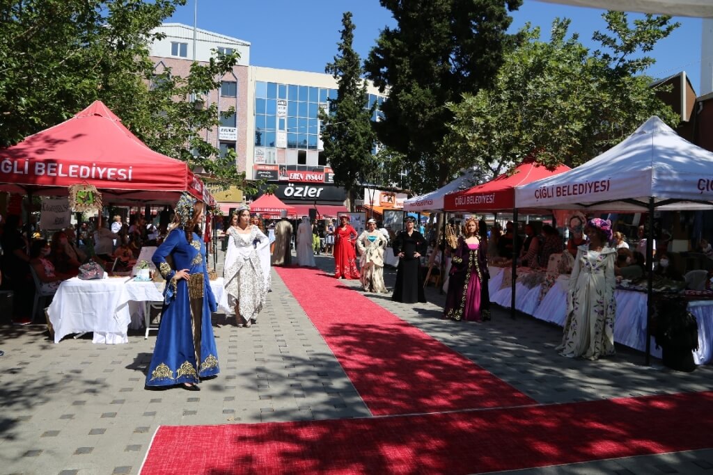 İzmir'de "Hayat Boyu Öğrenme Haftası" kapsamında sergi düzenlendi