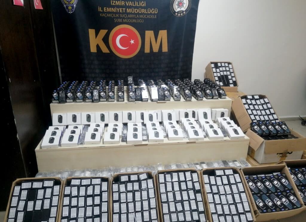 İzmir'de kaçak cep telefonlarına darbe 3 bin 810 cep telefonu ele geçirildi