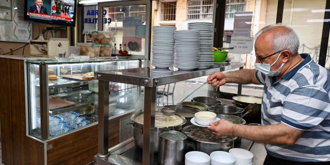 İzmir'de normalleşme ile birlikte restoran ve kafeler müşteri kabul etmeye başladı