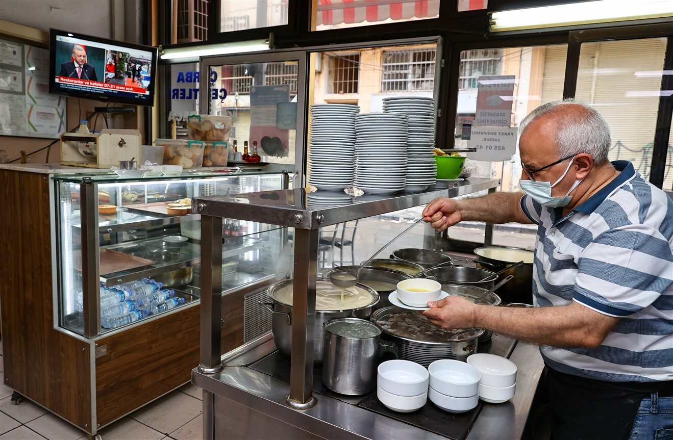 İzmir'de normalleşme ile birlikte restoran ve kafeler müşteri kabul etmeye başladı