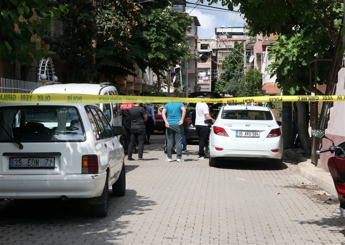 İzmir'de otomobilden gelen silah sesleri sonrasında iki kişi yaralandı