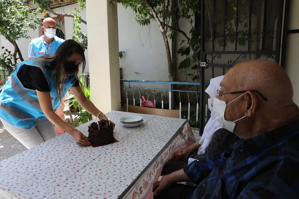 İzmir'de vefa ekibi 90 yaşındaki çiftin 67. evlilik yıl dönümünü kutladı