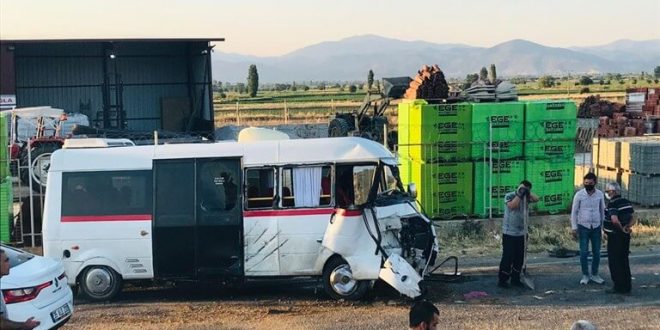 İzmir'in Tire ilçesinde trafik kazasında 6 yaralı