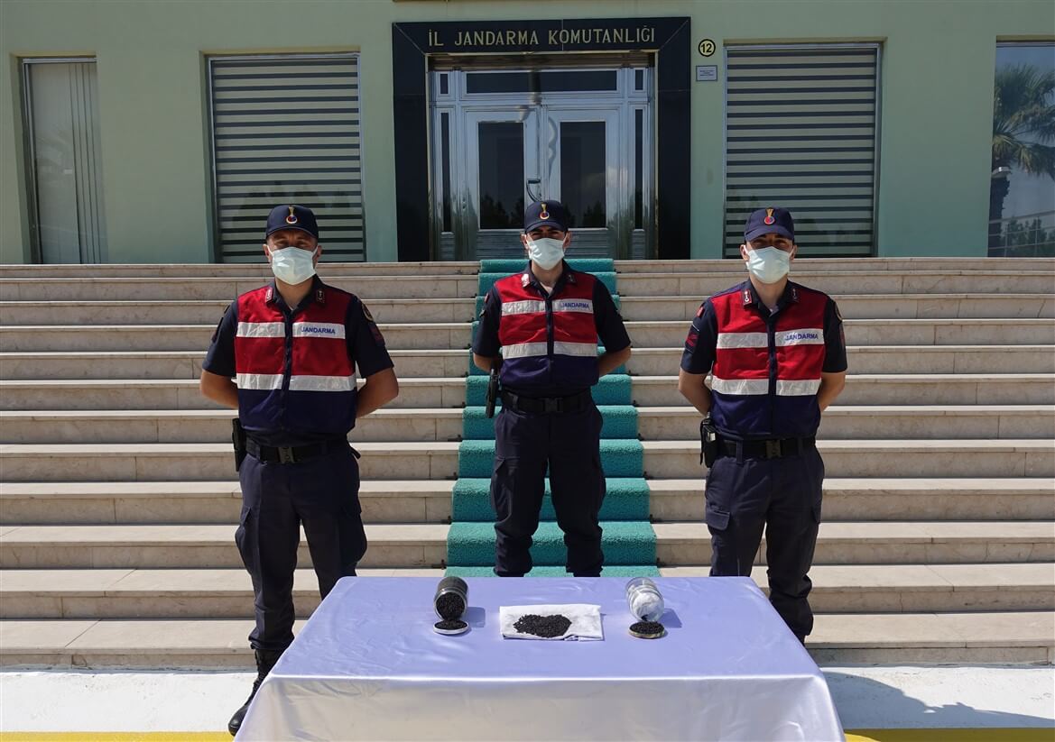 Kaçak kazıda bulduğunu söylediği buğdayları İzmir'de satmaya çalışan şüpheli yakalandı