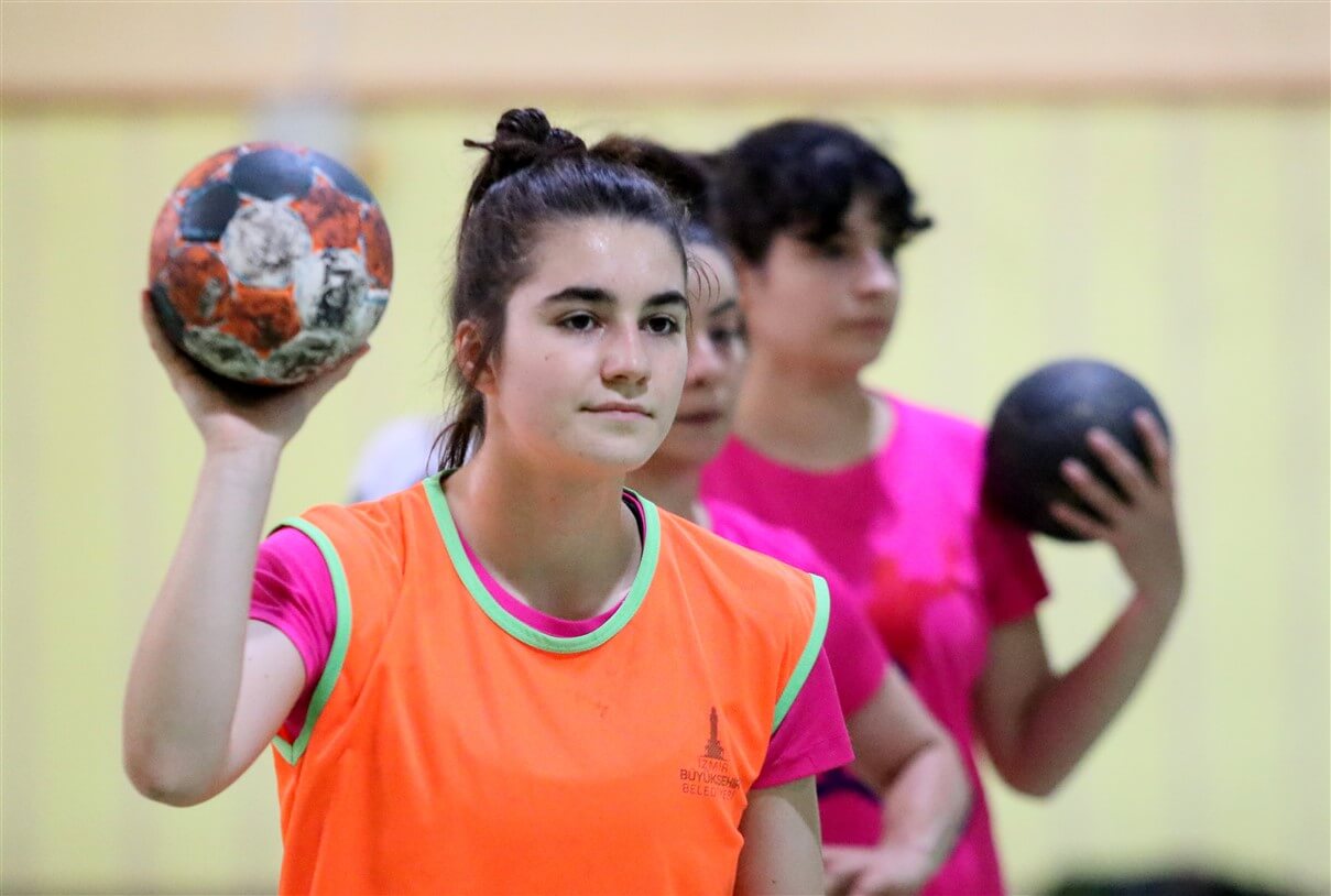 Kız çocuklarının spor yapması için kurulan hentbol takımı, 1. Lig'e çıkmak için mücadele edecek