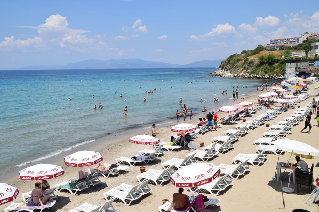 Kuşadası'nda sahiller yabancı turistlere kaldı