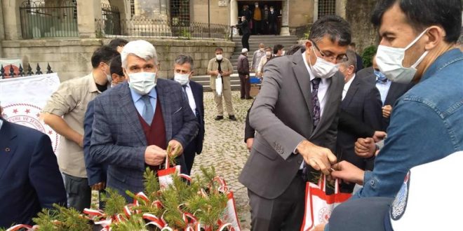 Kütahya'da Dünya Çevre Günü nedeniyle vatandaşlara fidan dağıtıldı