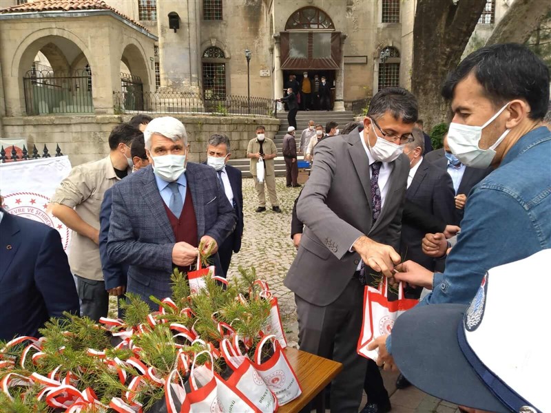 Kütahya'da Dünya Çevre Günü nedeniyle vatandaşlara fidan dağıtıldı