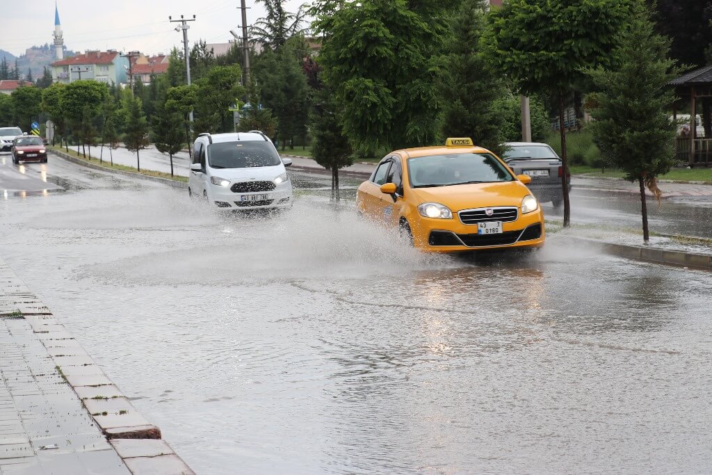 Kütahya'da kuvvetli sağanak nedeniyle bazı ev ve iş yerlerini su bastı