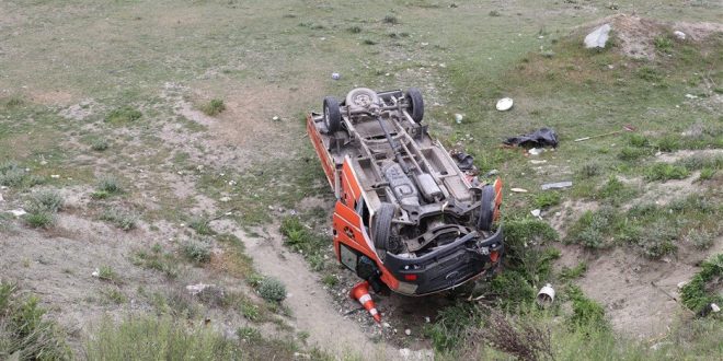 Kütahya'da minibüs Karayolları bakım aracına ve işçilere çarptı: 4 yaralı