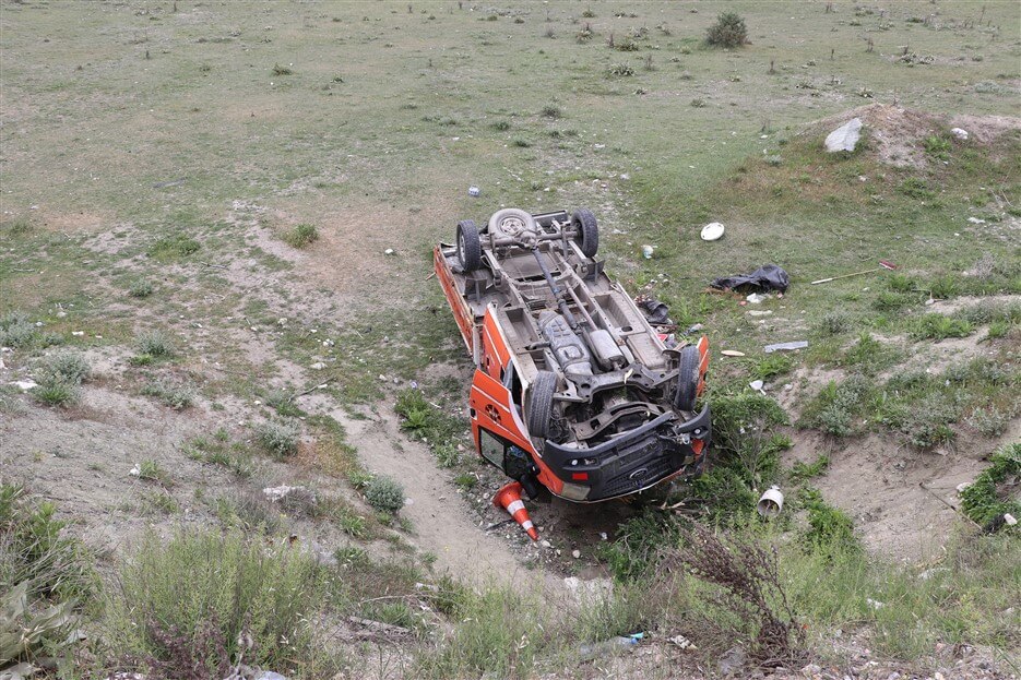 Kütahya'da minibüs Karayolları bakım aracına ve işçilere çarptı: 4 yaralı