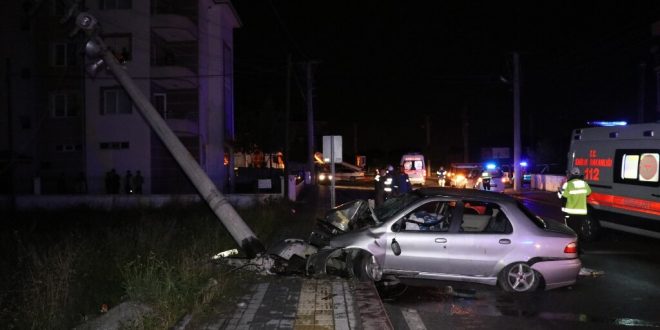 Kütahya'da otomobil elektrik direğine çarptı: 4 yaralı