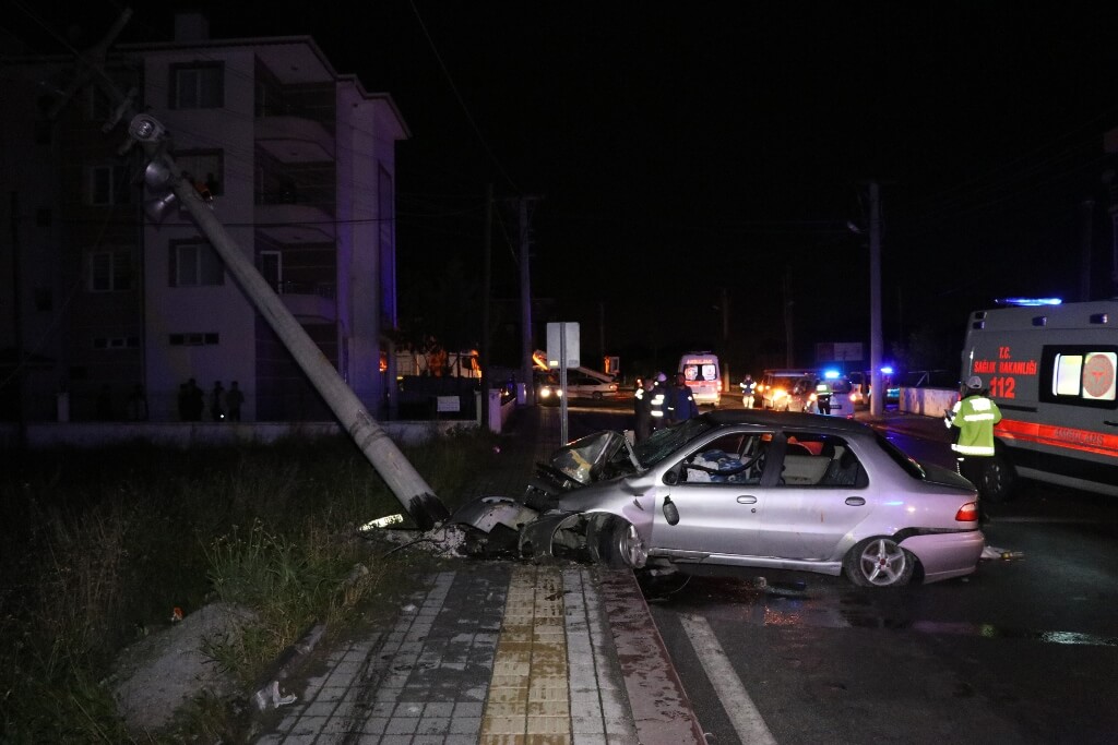 Kütahya'da otomobil elektrik direğine çarptı: 4 yaralı