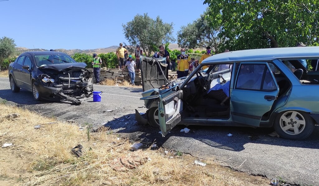 Manisa Alaşehir'de iki otomobil çarpıştı: 1 ölü, 1 yaralı