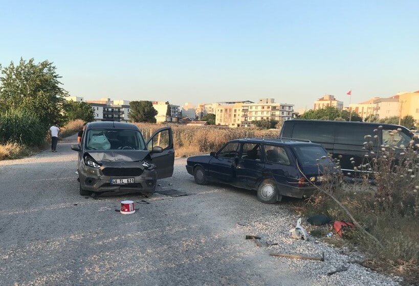 Manisa Yunusemre İlçesinde otomobil ile hafif ticari araç çarpıştı: 4'ü çocuk, 8 yaralı