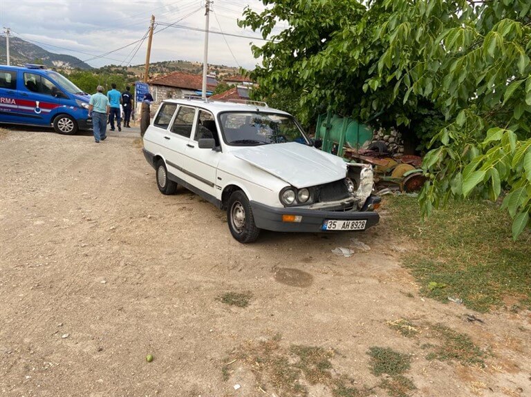 Manisa'da otomobilin traktörle çarpışması sonucu 1 kişi yaralandı