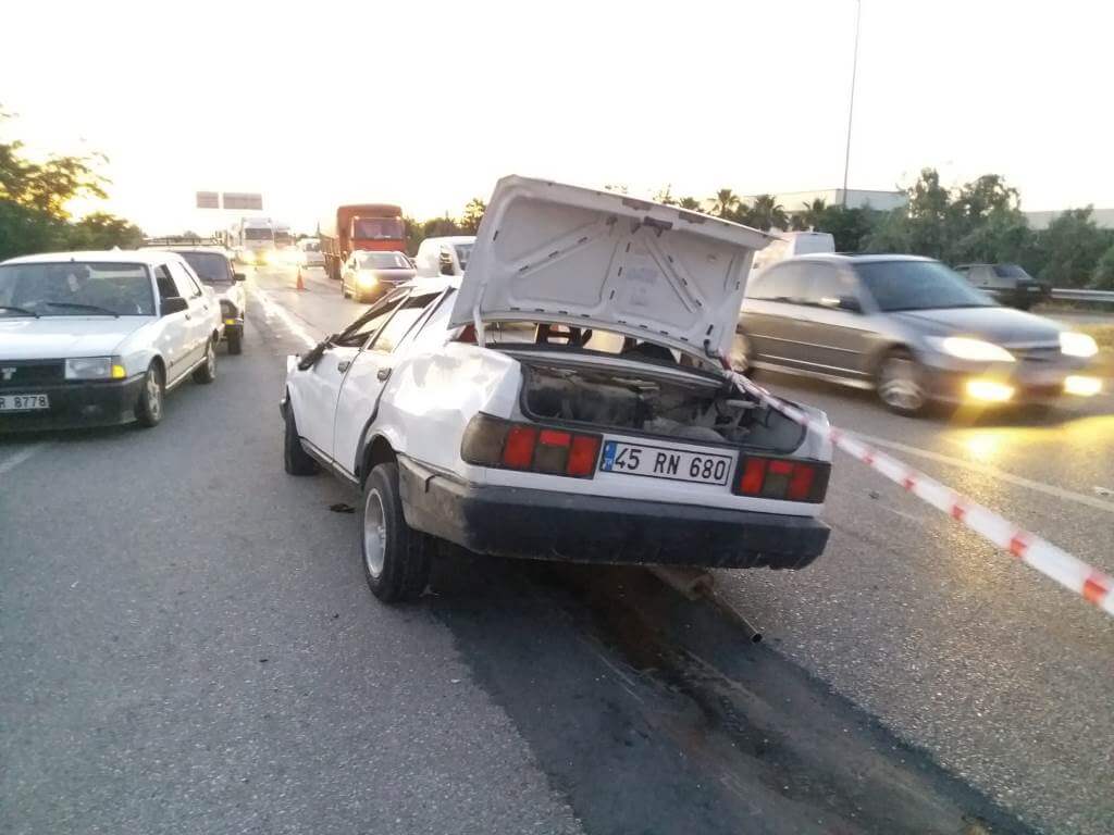 Manisa'da takla atan otomobilden fırlayan sürücü öldü