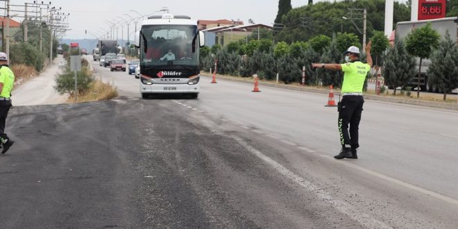 Manisa'da trafik ekipleri, şehirler arası otobüsleri denetledi