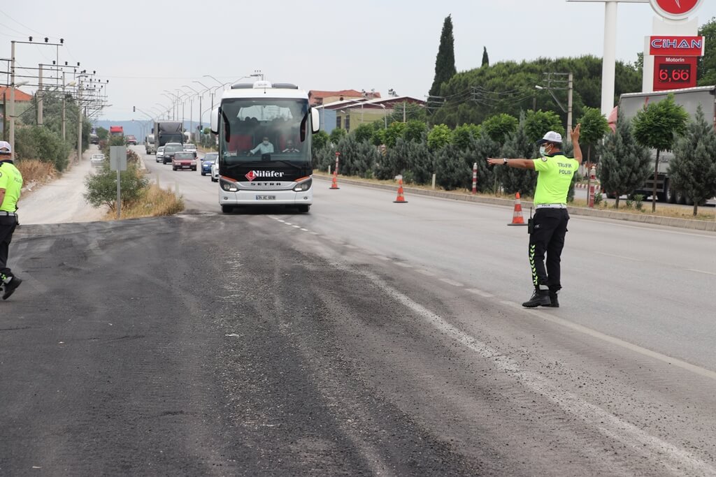 Manisa'da trafik ekipleri, şehirler arası otobüsleri denetledi